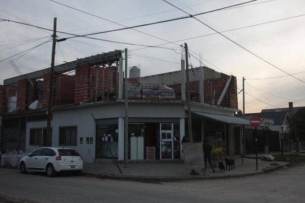 Golpearon a una almacenera en otro brutal asalto en Villa Castells