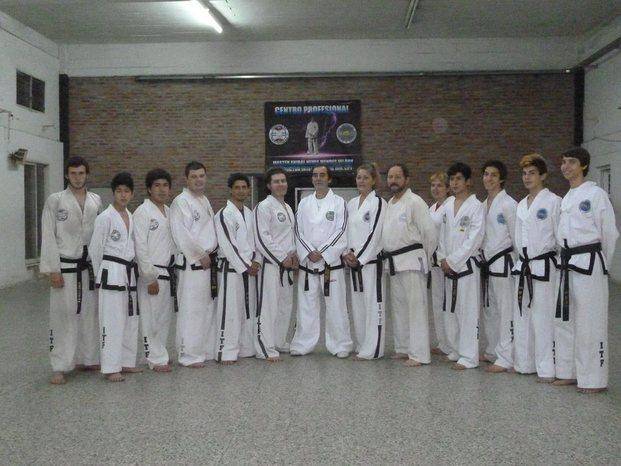 Exámenes de taekwondo en el club Deportivo de Villa Elisa