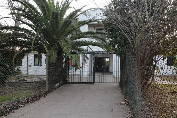 De vacaciones, robaron en una escuela de Gonnet  y causaron daños