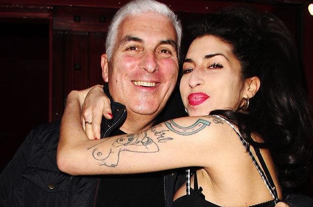 Padre de Amy Winehouse brindó recital a beneficio de  la fundación de la cantante