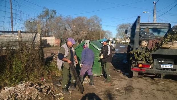 Remoción de escombros en Ezpeleta