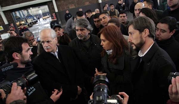 Cristina: contacto con vecinos y “polarización” con Macri