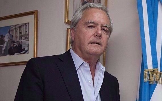 Pinedo dijo que el endeudamiento a cien años "es algo simbólico"