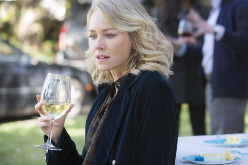 Netflix busca provocar en el regreso de Naomi Watts a la pantalla chica