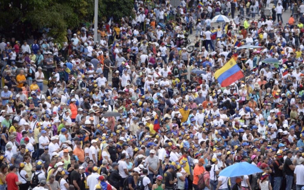 La oposición venezolana impulsa un referendo para elegir "el futuro del país" 