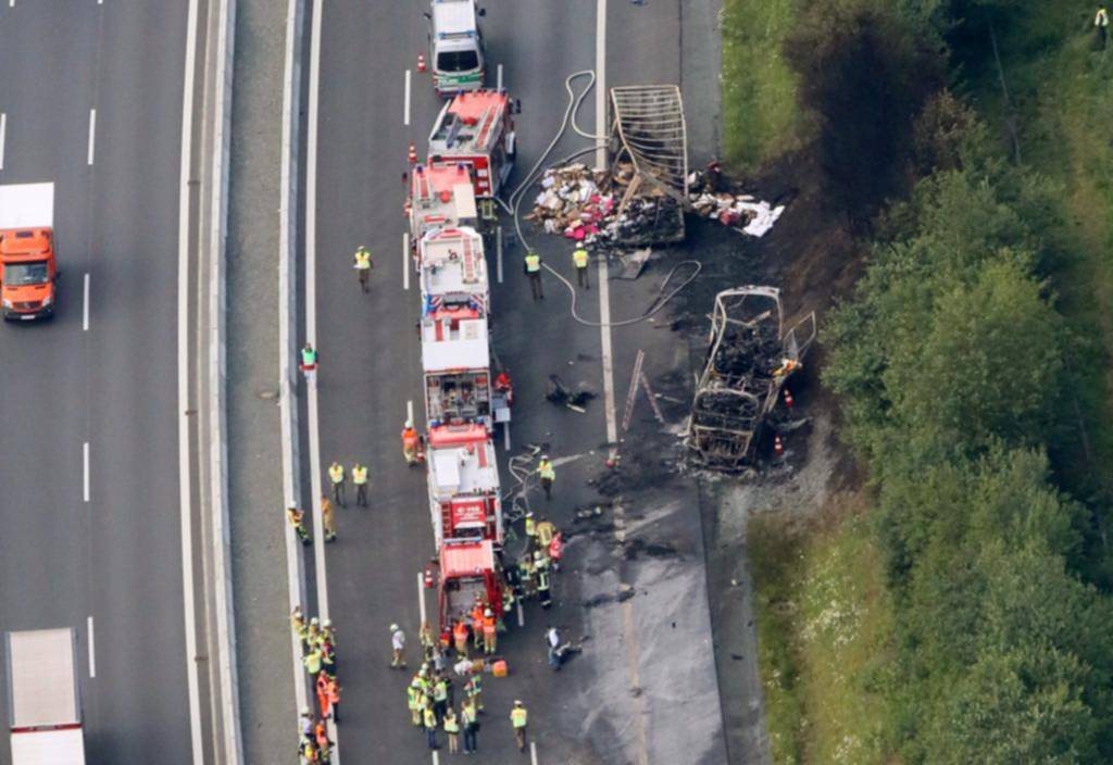 Trágico choque entre un camión y un micro en Alemania
