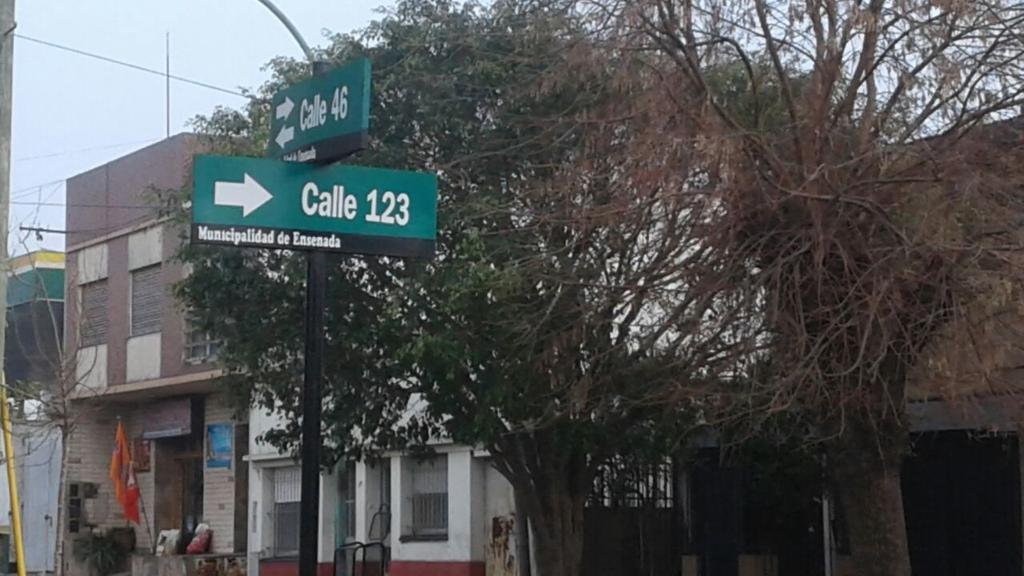 Quejas en El Dique por la señalización de la calle 123