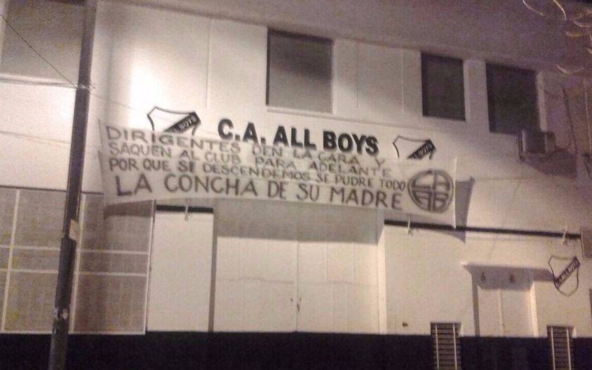 Otra vez la violencia en el fútbol: bandera con graves amenazas