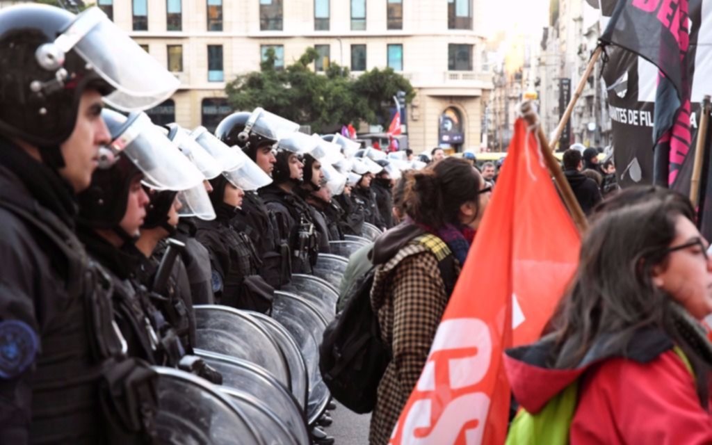 Protesta de trabajadores despedidos y caos de tránsito en el centro porteño
