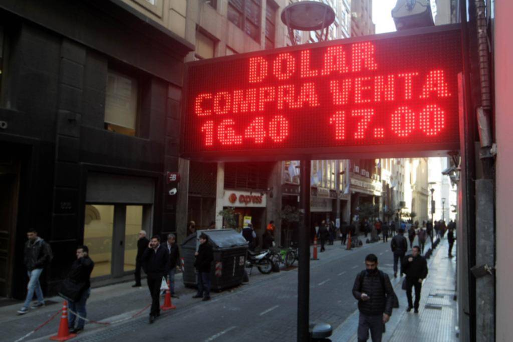 El dólar continúa su escalada y ya se cotiza a 17,20 pesos