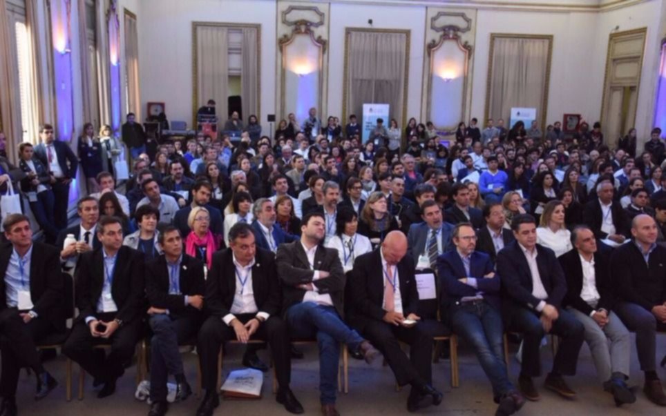 Intendentes participaron de un debate sobre desarrollo económico en La Plata