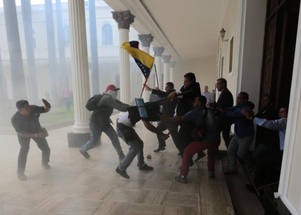 Grupos chavistas irrumpieron a los golpes en el Parlamento