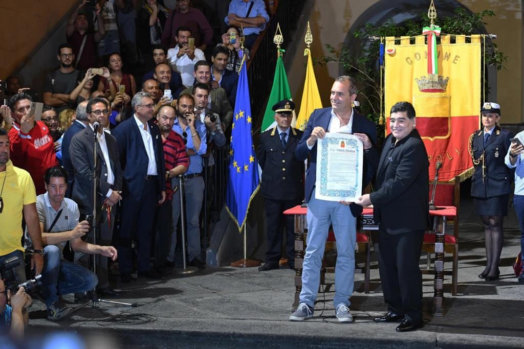 Maradona, ciudadano de honor de Nápoles