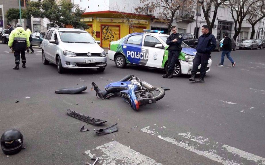 Colisionaron un auto y una moto en 11 y 46