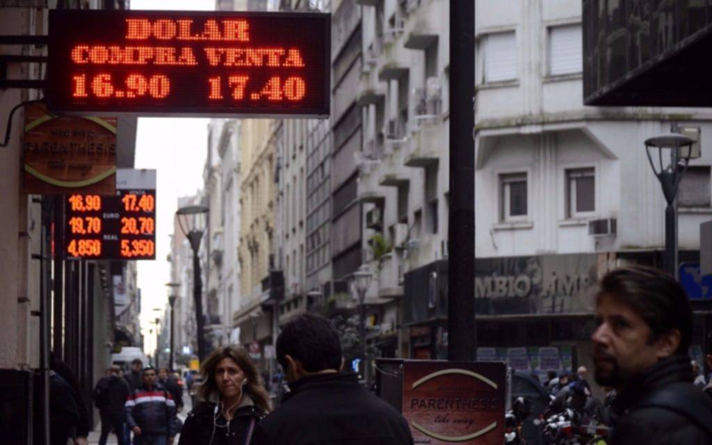 El dólar rozó los $17,50, pero cerró en $17,33