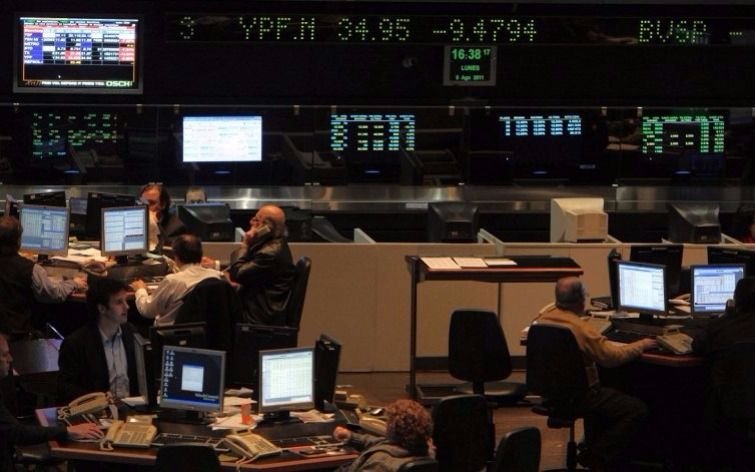 Con bajo volumen de negocios, el Merval retrocedió 0,88%