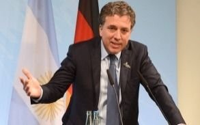 Dujovne aseguró que nuevos acuerdos comerciales pueden "generar más empleo"