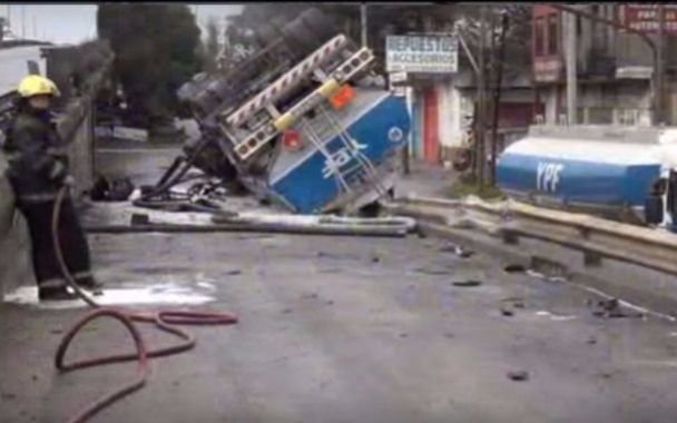 Un camión de YPF cayó de un puente y derramó combustible en el Camino de Cintura