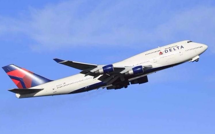 Pasajero intentó abrir la puerta de avión en pleno vuelo y lo frenaron de un botellazo