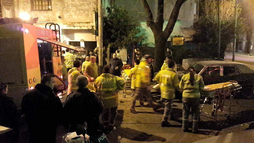 Conmoción por un incendio con heridos en una casa de 43 y 28
