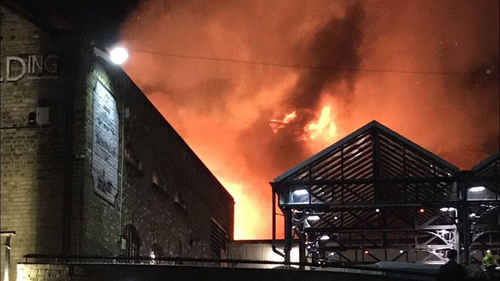 Londres: feroz incendio en un famoso mercado