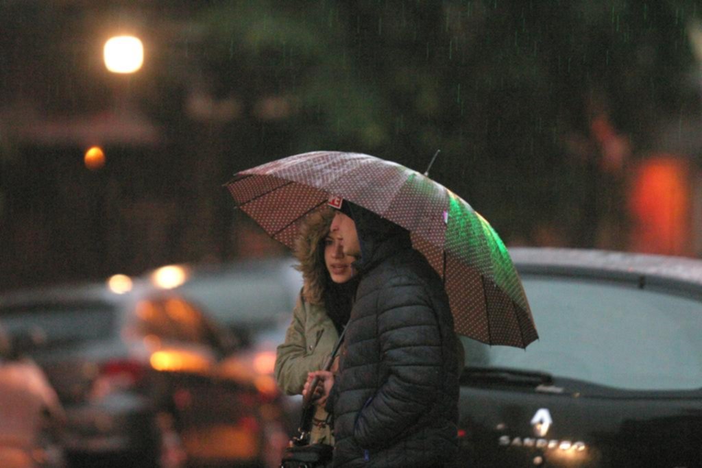 El clima sigue loco: la lluvia y el frío se adueñaron del domingo pero anuncian para el jueves una máxima de 21o