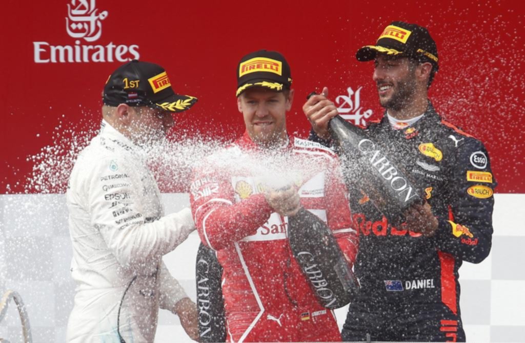 Bottas aguantó a Vettel para festejar en la F-1