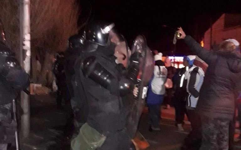 Desalojaron a los docentes de Santa Cruz que protestaban desde la semana pasada