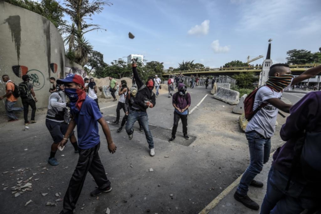 Venezuela sigue en vilo por la puja de poderes