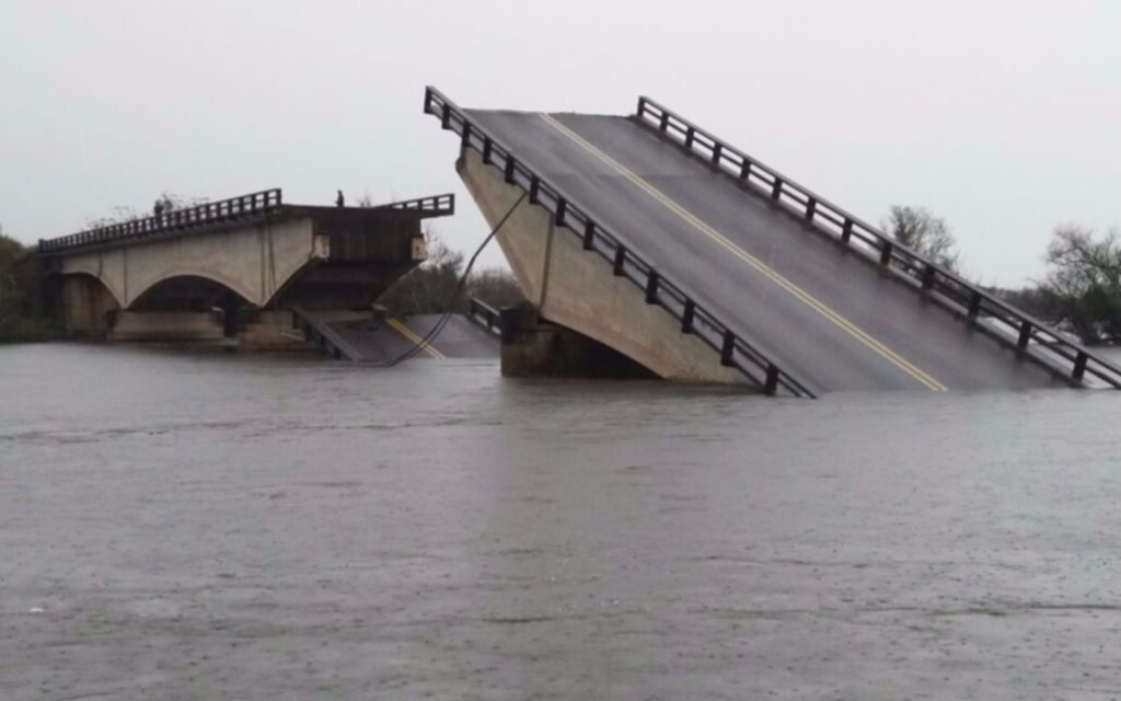Se rompió un puente, cayó con su camioneta a un arroyo y está desaparecido