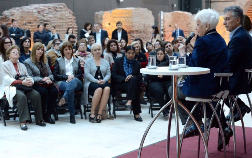 Macri asistió a una muestra fotográfica por los 70 años del voto femenino