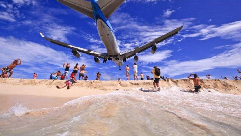 Turista murió por las turbinas de un avión