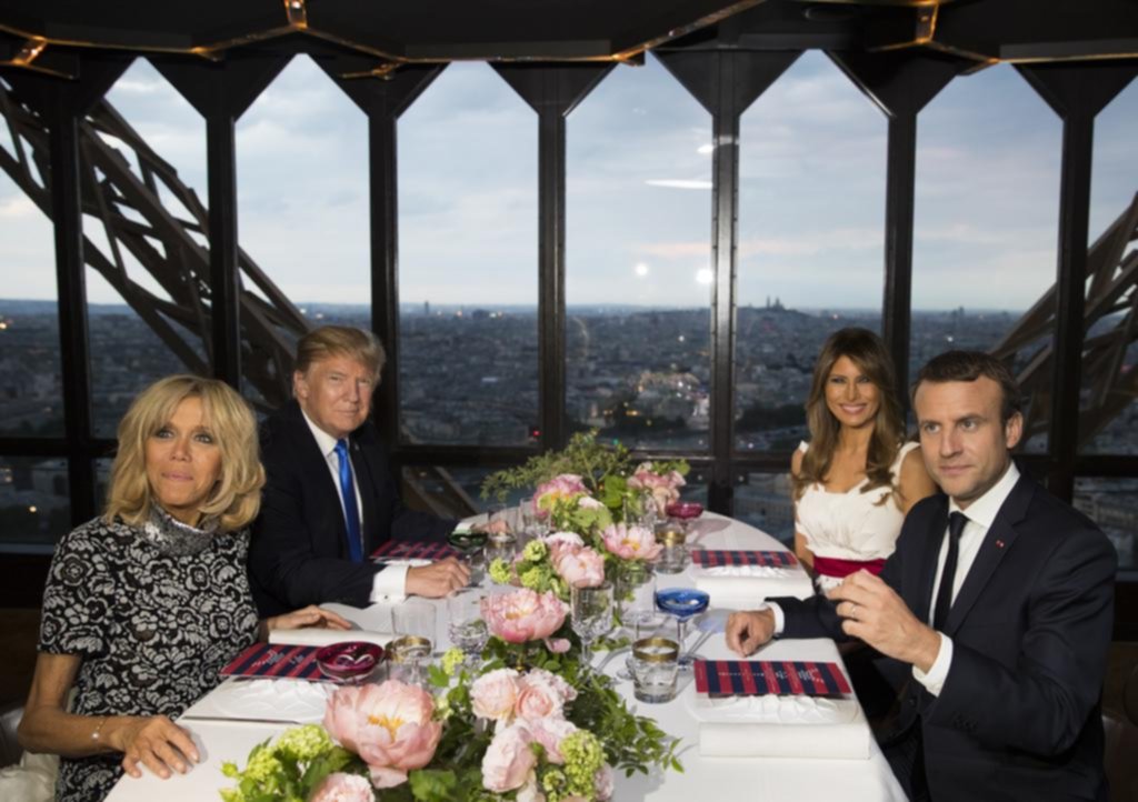 Macron le tiende la mano a un Trump en problemas