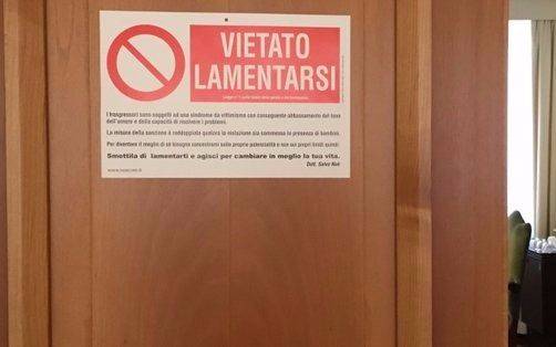 ¿Qué dice el cartel que el papa Francisco puso en su habitación?