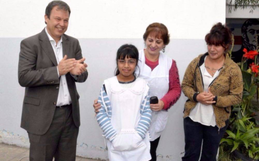 Entregaron anteojos a 43 chicos de primaria en Almirante Brown