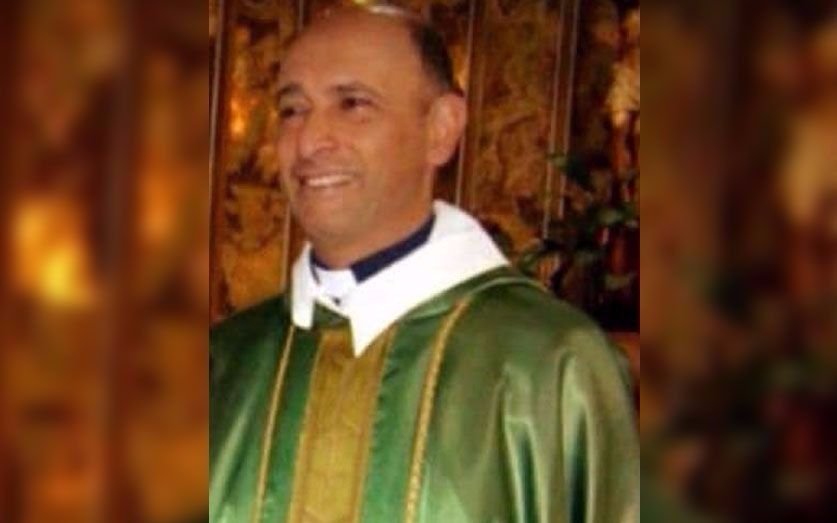 Detuvieron al cura de un colegio de Caseros acusado de abusar de tres menores