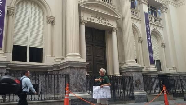 La tasa sigue al 28 % y presiona al dólar que pierde terreno: $17,15