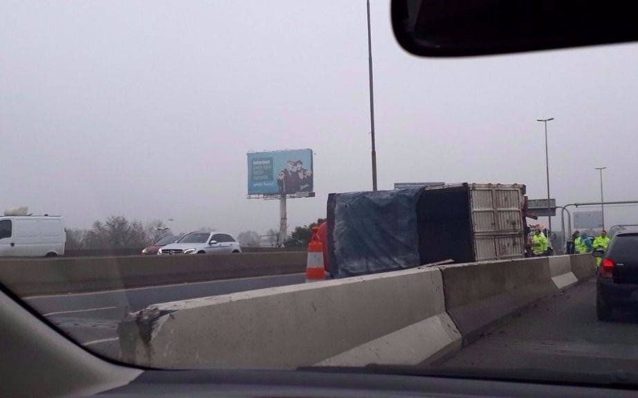 El tránsito estuvo reducido en Autopista La Plata-Buenos Aires por el vuelco de un camión