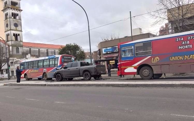 Domingo accidentado: Un micro fue chocado por una camioneta