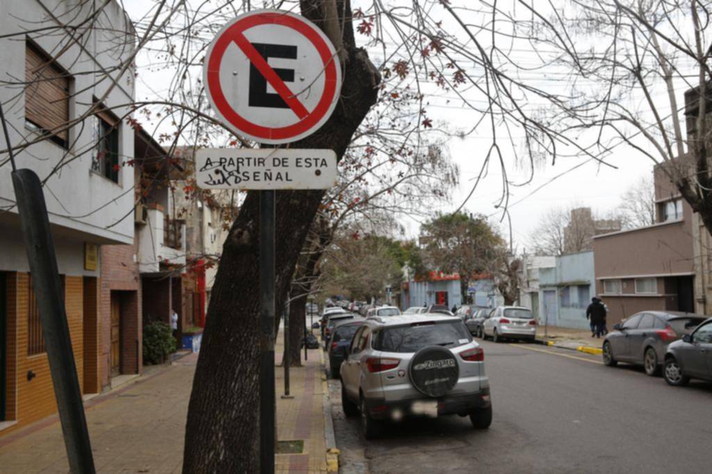 Prohibido estacionar que nadie respeta ni se multa