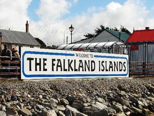 Preocupación y repudio por fotos en cementerio de Islas Malvinas