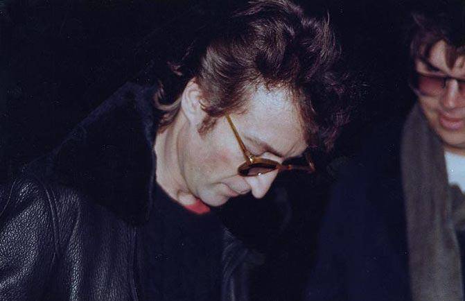 Por un millón y medio de dólares, venden el disco que John Lennon le firmó a su asesino