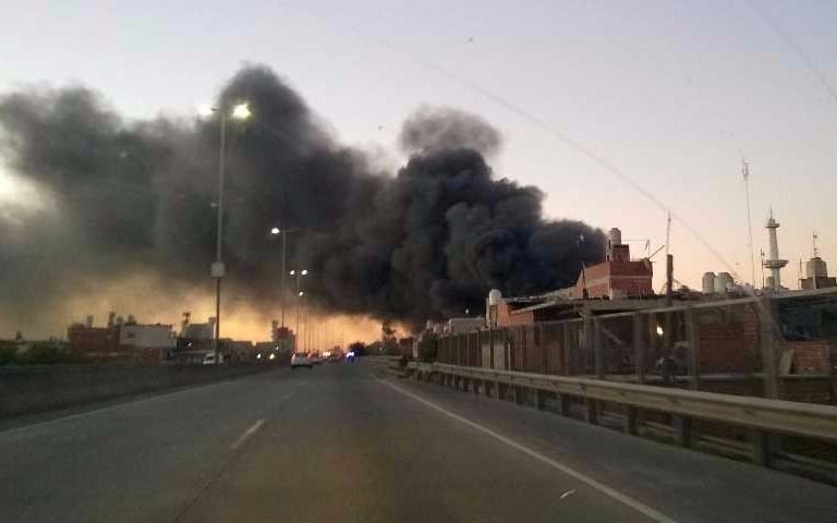 Seis dotaciones de bomberos combaten incendio en depósito de Villa Soldati
