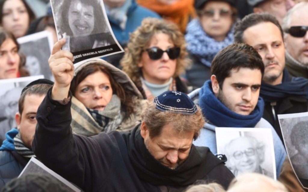 El titular de la AMIA dijo que "la muerte de Nisman  está indisolublemente ligada a la causa del atentado"
