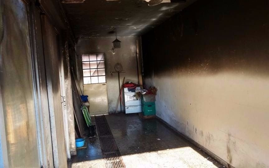 Tensión al incendiarse un auto  dentro de un garaje en Berisso
