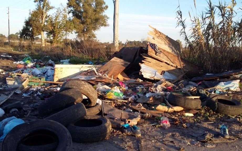 Vecinos de Los Hornos reclaman por un basural “crónico”