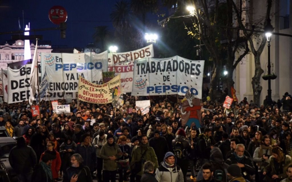 PepsiCo: multitudinaria marcha de agrupaciones de izquierda frente al ministerio de Trabajo