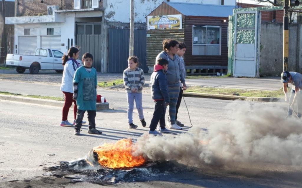 Con el frío se multiplicaron los apagones y en distintos barrios la pasaron muy mal