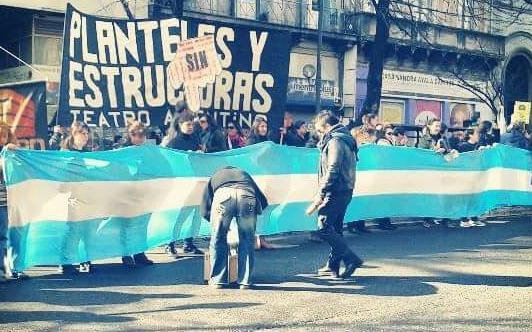 En el Teatro Argentino se tensa el conflicto por una protesta sindical