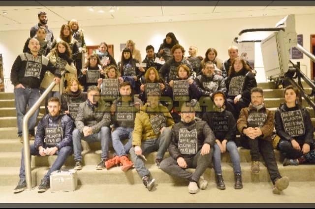 Trabajadores del teatro Argentinos protestaron por mejoras laborales